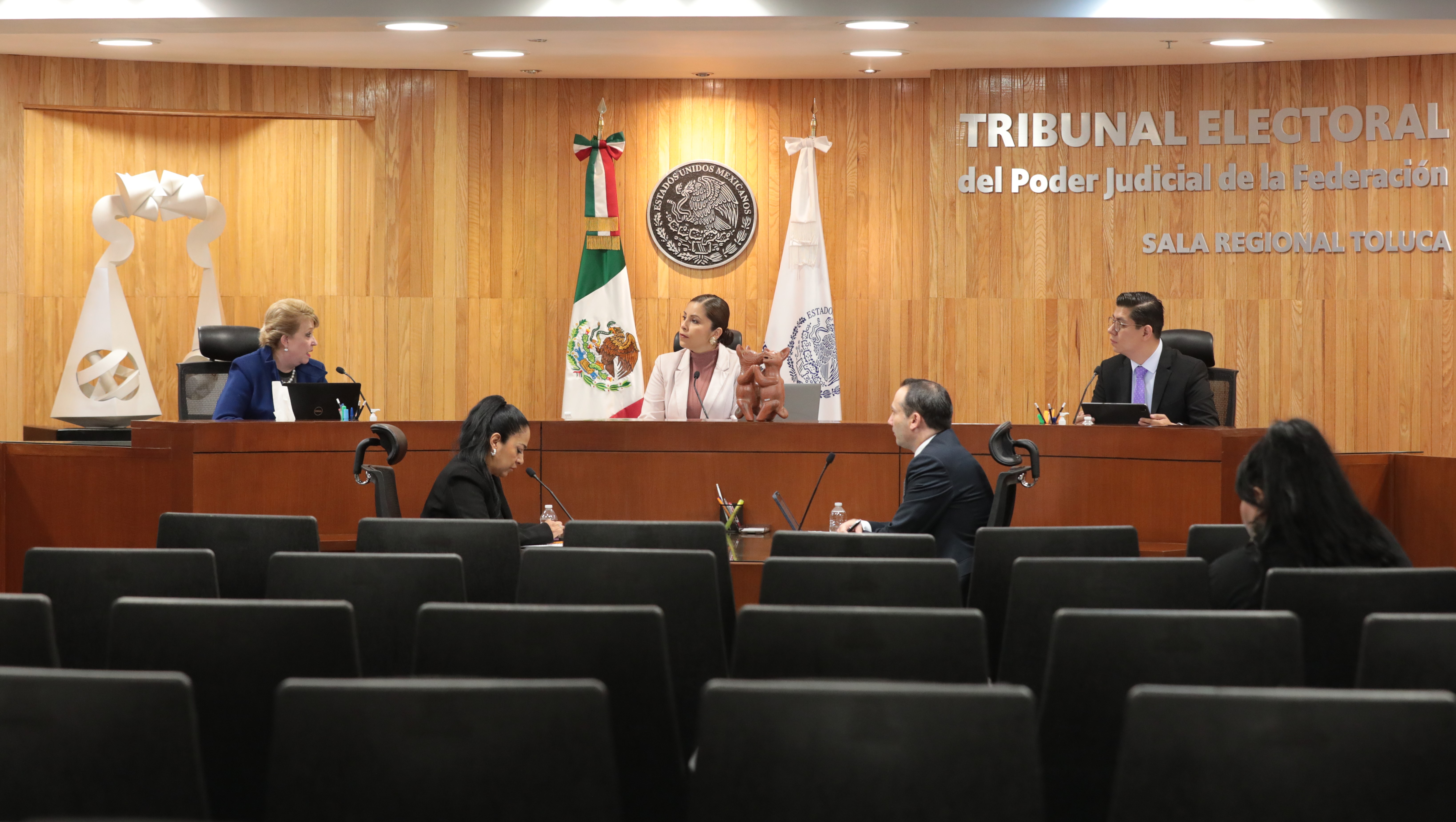 LA SALA REGIONAL TOLUCA RESUELVE EN SESIÓN URGENTE UN JUICIO RELACIONADO CON VIOLENCIA POLÍTICA DE GÉNERO.
